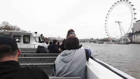 Turistas-En-La-Cubierta-Superior-Del-Crucero-Mirando-El-Famoso-London-Eye-En-Inglaterra,-Reino-Unido