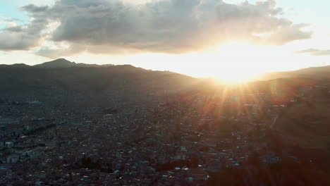 Verträumte-Goldene-Stunde-In-Cusco,-Peru-Mit-Leuchtendem-Sonnenlicht