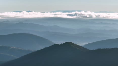Silhouetten-Von-Bergschichten-In-Der-Landschaft,-Luftaufnahme-Von-Oben,-Serra-Da-Estrela