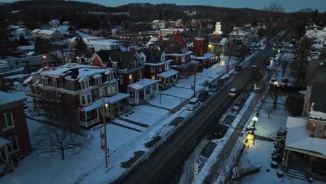 Verschneite-Winterlandschaft-Einer-Amerikanischen-Stadt-Mit-Häusern,-Straßen-Und-Kirchen-In-Der-Abenddämmerung