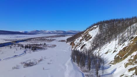 Drohnenüberflug-In-Der-Nähe-Eines-Wunderschönen-Berges-Im-Winter