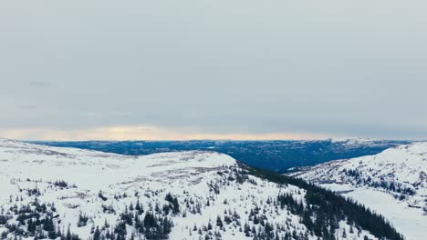 Flug-über-Schneelandschaft-Bergwanderungen-In-Der-Nähe-Von-Verran,-Indre-Fosen,-Norwegen