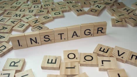 Scrabble-Letras-De-Mosaico-Colocadas-En-El-Escritorio-Forman-La-Palabra-De-Redes-Sociales-Instagram