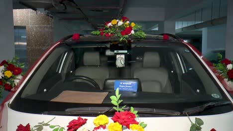 Un-Vistazo-A-Un-Coche-Nupcial-Clásico-Adornado-Con-Flores-Frescas-Y-Vibrantes-Para-Una-Ceremonia-De-Boda-Tradicional