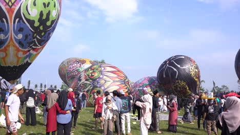 The-excitement-of-the-hot-air-balloon-festival-in-the-twin-villages,-Wonosobo