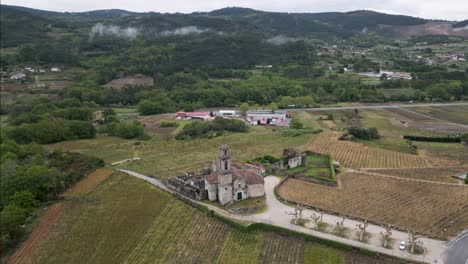 Kirche-Santa-Maria-De-Beade-Inmitten-Von-Weinbergen,-Ourense-Spanien---Luftaufnahme
