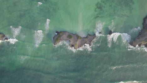 Vista-Aérea-De-Las-Olas-De-Agua-Que-Rodean-La-Isla,-Costa-De-Kenia