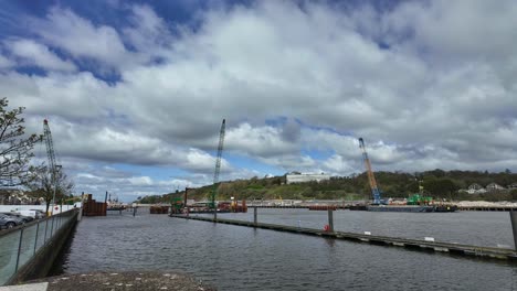 Zeitraffer-Bau-Der-Fußgängerbrücke-Bei-Waterford-Quays,-Kräne-An-Der-Skyline-North-Quays,-Entwicklung-Der-Stadt-Waterford,-Irland