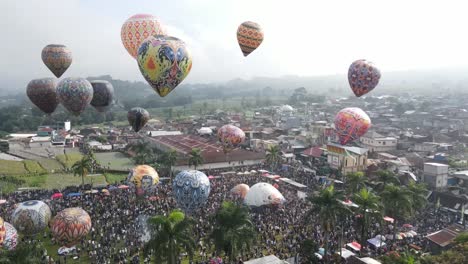 Festival-De-Globos-Aerostáticos,-Vista-Aérea,-Wonosobo