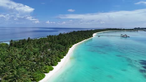 Luftaufnahmen-Einer-Tropischen-Insel-Auf-Den-Malediven,-Ferienvillen-Und-Einem-Privatstrand