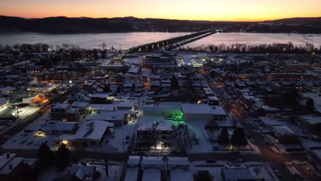 Wunderbare-Beleuchtung-Der-Stadt-Columbia-Im-Winter-Schnee-Zur-Goldenen-Stunde
