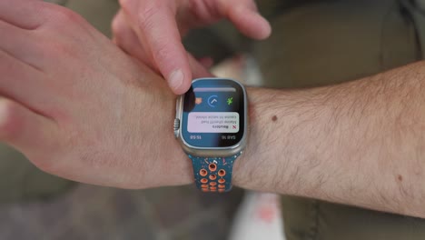 Person,-Die-Die-Doppeltipp-Geste-Auf-Der-Apple-Watch-Ultra 2-Verwendet