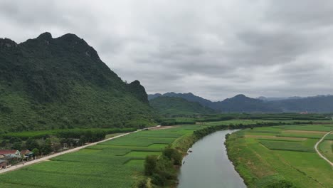 Hermosa-E-Impresionante-Foto-De-Un-Río-Que-Pasa-Por-Campos-De-Cultivo-Con-Nubes-De-Lluvia-En-El-Cielo