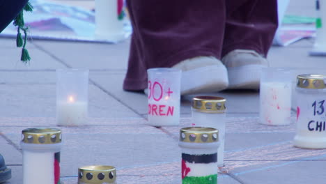 Bei-Einer-Kundgebung-Zur-Unterstützung-Palästinas-Werden-Kerzen-Angezündet,-Die-Für-Tote-Stehen