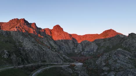 Schroffen-Cântaros-Massiv-Bei-Sonnenaufgang-In-Der-Serra-Da-Estrela-Beleuchtet,-Aerial-Riser