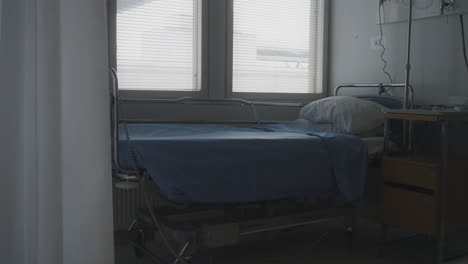 Statische-Ansicht-Eines-Leeren-Bettes-In-Einem-Krankenhaus,-Bereit,-Patienten-Aufzunehmen