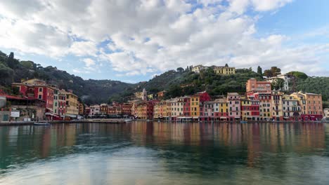 Ciudad-De-Portofino-Con-Casas-Coloridas-En-La-Costa-Mediterránea,-Timelapse