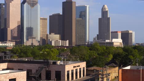 Enthüllen-Sie-Eine-Aufnahme-Der-Innenstadt-Von-Houston,-Texas,-Aus-Dem-Heights-District