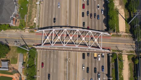Vista-Panorámica-Del-Tráfico-De-Automóviles-En-La-Autopista-59-Sur-En-Houston,-Texas