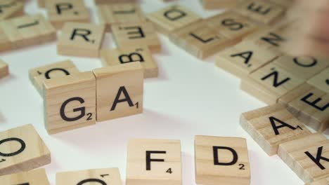 Primer-Plano-De-Enfoque-Estrecho:-Palabra-Gaza-Hecha-Con-Mosaicos-De-Letras-De-Scrabble