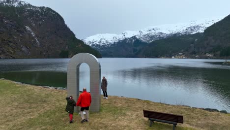 Familie-Hat-Spaß-Im-Modalen-Während-Einer-Touristenreise