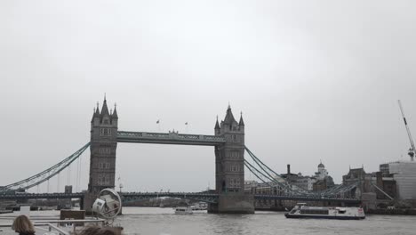 Barcos-De-Crucero-Por-El-Río-Pasando-Bajo-El-Puente-De-La-Torre-En-Londres,-Reino-Unido