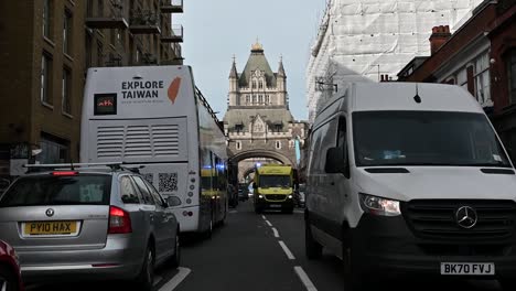 Una-Ambulancia-Viene-Desde-Tower-Bridge,-Londres,-Reino-Unido.