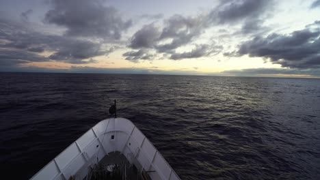 POV-Vom-Bug-Des-Schiffes,-Während-Es-Stetig-In-Richtung-Sonnenuntergangshorizont-Auf-Offenem-Meer-Kreuzt
