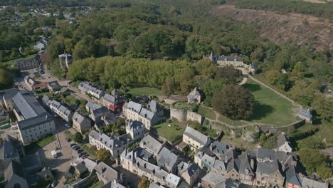 Pueblo-Medieval-De-Rochefort-en-terre-En-El-Departamento-De-Morbihan,-Bretaña-En-Francia
