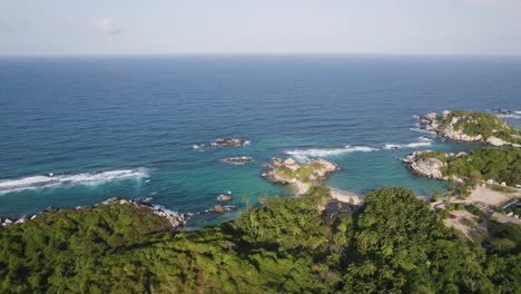 Die-Ruhigen-Buchten-Von-Cabo-San-Juan-Vom-Tayrona-Nationalpark-Aus-Gesehen---Luftaufnahme