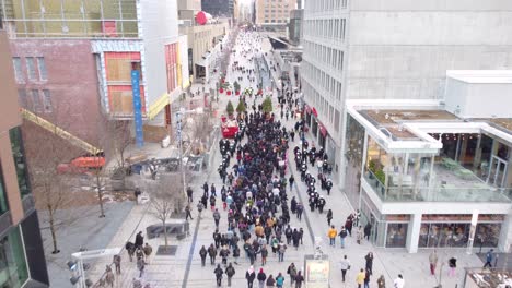 Personas-Durante-Una-Protesta-En-Medio-De-Una-Avenida-En-La-Ciudad-De-Montreal,-Québec,-Canadá