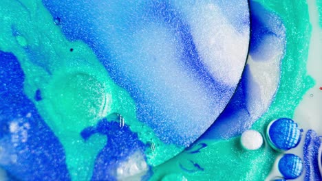 Blaue-Und-Türkisfarbene-Flüssige-Aquarelltinte-Wirbelt-In-Einer-Großen-Blase