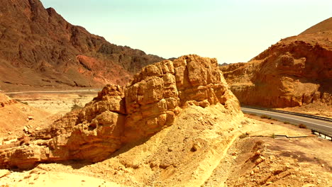 Acantilado-En-Medio-Del-Desierto-Cuando-La-Carretera-Se-Divide-Por-La-Mitad-Imágenes-De-Drones