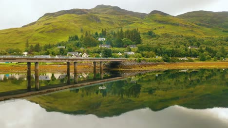 Impresionante-Reflejo-Del-Agua-De-Las-Tierras-Altas-Escocesas