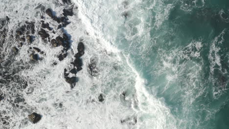 4K-Ansicht-Von-Oben:-Wellen,-Die-An-Den-Küstenfelsen-Am-Point-Pinos-In-Der-Monterey-Bay-In-Kalifornien-Brechen
