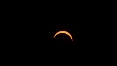 El-Delgado-Sol-Creciente-Se-Mueve-Hacia-Abajo-En-El-Cielo-Durante-Un-Eclipse-Solar.