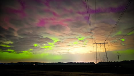 Wolken-Rollen-über-Aurora-Borealis,-Gelb,-Rosa,-Grüne-Lichter,-Die-Am-Himmel-Tanzen