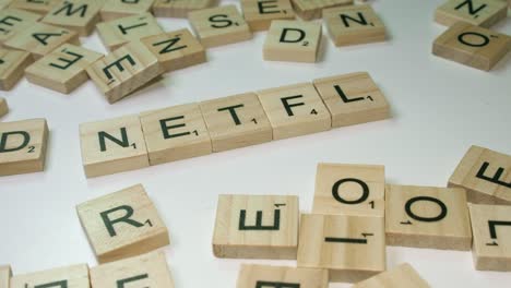Buchstabensteine-Wurden-Dem-Netz-Hinzugefügt,-Um-Im-Scrabble-Spiel-Das-Wort-„Netflix“-Zu-Bilden