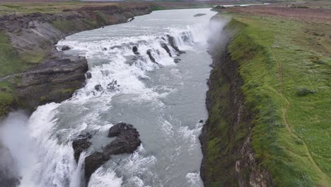 Flug-über-Den-Gullfoss-Wasserfall-Und-Die-Schlucht-Des-Hvita-Flusses,-Atemberaubende-Landschaft-Islands,-Drohnenaufnahme-Mit-60 fps