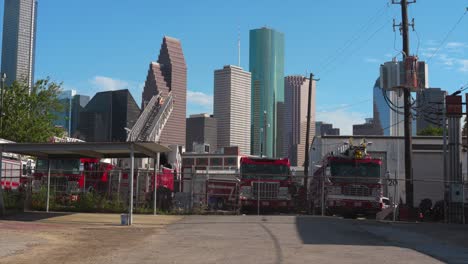Einspielungen-Eines-Hofes-Voller-Liegengebliebener-Feuerwehrautos-Mit-Der-Innenstadt-Von-Houston-Im-Hintergrund