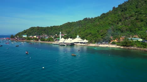 Mezquita-Blanca-Islámica-En-La-Playa-En-La-Isla-Perhentian