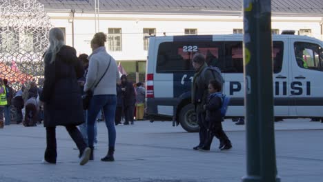 Polizeiwagen-In-Helsinki-Fährt-An-Einer-Unterstützungskundgebung-Für-Frieden-In-Palästina-Vorbei