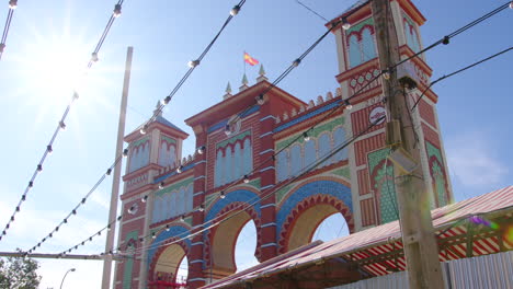 Eingang-Zum-Feria-De-Abril-Festival-Messegelände,-Sevilla,-Spanien