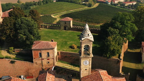 Vista-Aérea-Que-Rodea-La-Torre-Del-Reloj-De-Montemagno,-En-El-Soleado-Monferrato,-Italia