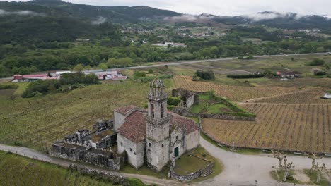 Kirche-Santa-Maria-De-Beade-Und-Calvario,-Ourense,-Spanien---Luftaufnahme