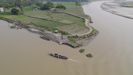 Barco-De-Motor-Lleno-De-Gente-Cruzando-El-Río