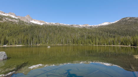 Lago-Alpino-En-Las-Montañas-De-Washington