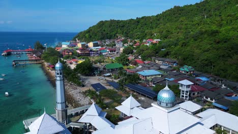 Mezquita-Blanca-Islámica-En-La-Playa-En-La-Isla-Perhentian