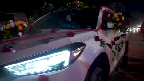 La-Escena-Muestra-Un-Coche-Nupcial-Clásico-Adornado-Con-Flores-Frescas-Para-El-Día-Especial-De-Los-Novios.