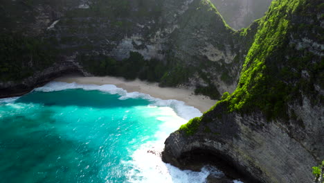 Abgeschiedene-Bucht,-Wunderschönes-Meerwasser,-Malerisches-Heißes-Tropisches-Paradies